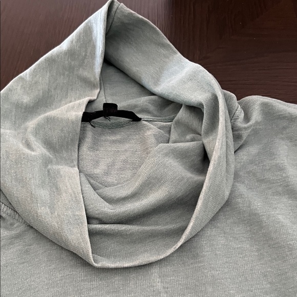 Jane and Delancey green Long Sleeve Tee - Picture 5 of 5